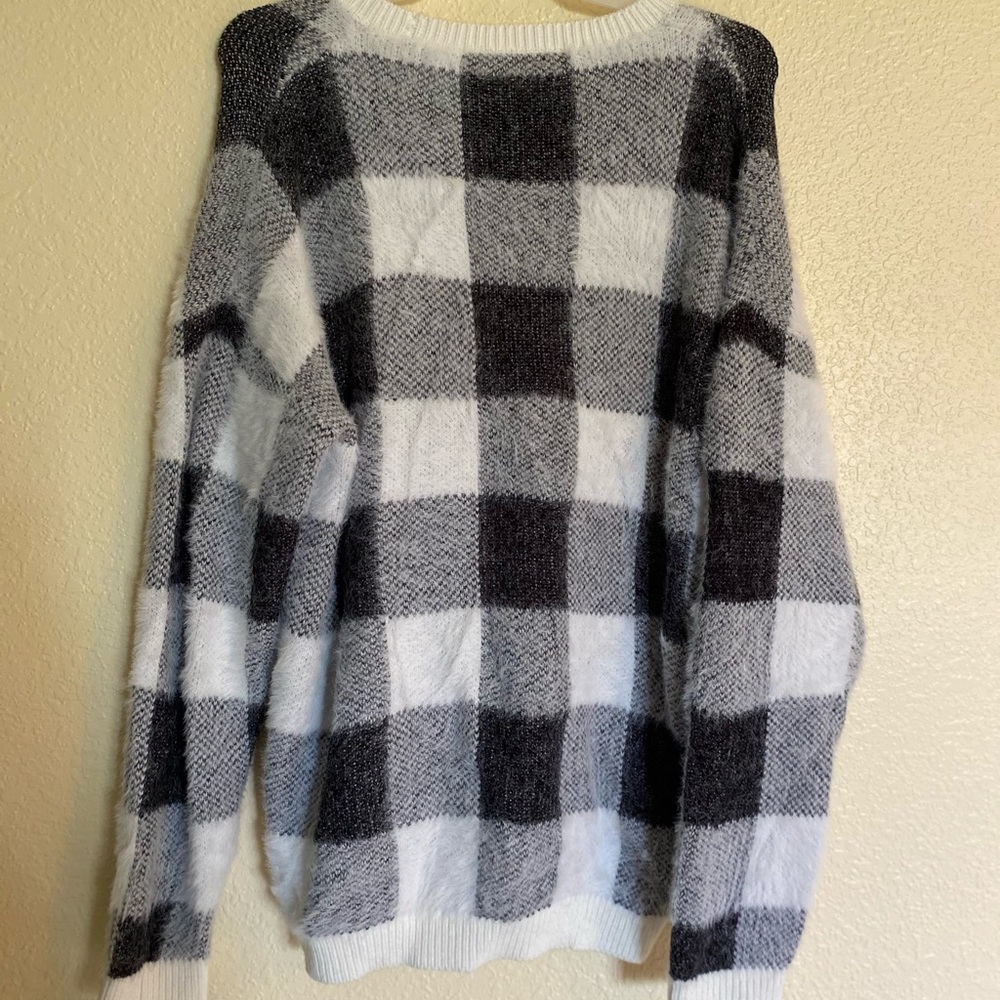 Along black and white sweater